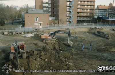 Radiologiska / Onkologiska Kliniken byggs till 1991-1993
Tillbyggnad 1991-1993 av Radiologiska / Onkologiska Kliniken. Grunden läggs. I fonden barnklinken, senare Alwallhuset Foto 1991-01-15.
Nyckelord: Lasarettet;Lund;Universitetssjukhus;Universitet;Radiologi;Onkologi;Bygge