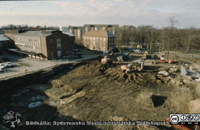 Radiologiska / Onkologiska Kliniken byggs till 1991-1993
Tillbyggnad 1991-1993 av Radiologiska / Onkologiska Kliniken. Grunden läggs. Till vänster infektionskliniken. Foto 1991-01-15.
Nyckelord: Lasarettet;Lund;Universitetssjukhus;Universitet;Radiologi;Onkologi;Bygge