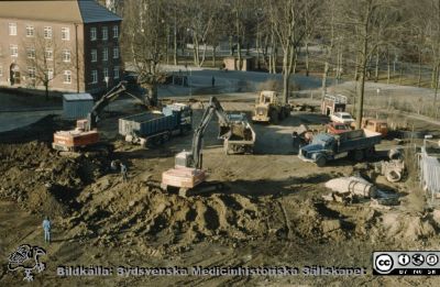 Radiologiska / Onkologiska Kliniken byggs till 1991-1993
Tillbyggnad 1991-1993 av Radiologiska / Onkologiska Kliniken. Grunden läggs. Till vänster i fonden gamla infektionskliniken. Foto 1991-01-15.
Nyckelord: Lasarettet;Lund;Universitetssjukhus;Universitet;Radiologi;Onkologi;Bygge