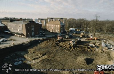 Radiologiska / Onkologiska Kliniken byggs till 1991-1993
Tillbyggnad 1991-1993 av Radiologiska / Onkologiska Kliniken. Grunden läggs. I fonden infektionskliniken. Foto 1991-01-15.
Nyckelord: Lasarettet;Lund;Universitetssjukhus;Universitet;Radiologi;Onkologi;Bygge;Infektion