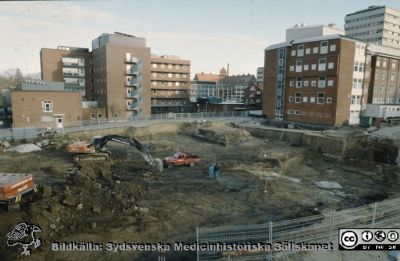 Radiologiska / Onkologiska Kliniken byggs till 1991-1993
Tillbyggnad 1991-1993 av Radiologiska / Onkologiska Kliniken. Grunden läggs. I fonden dåvarande barnkliniken, senare Alwallhuset. Foto 1991-01-15.
Nyckelord: Lasarettet;Lund;Universitetssjukhus;Universitet;Radiologi;Onkologi;Bygge