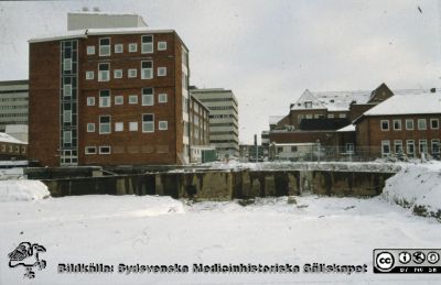 Ny strålbehandlingsavdelning i Lund 1991 - 1993
Här, väster om Radiologen och söder om barnkliniken från 1950-talet, låg barndaghemmet Röda Stugan. Den flyttades till strax söder om psykiatrihuset (senare Wigerthuset) för att ge plats åt utbyggnaden av radiologiska kliniken. Foto 1991-02-18.
Nyckelord: Lasarettet;Lund;Universitet;Universitetssjukhus;Radiologi;Onkologi;Cancer;Strålbehandling;Bygge
