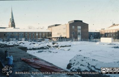 Ny strålbehandlingsavdelning i Lund 1991 - 1993
Här, väster om Radiologen och söder om barnkliniken från 1950-talet, låg barndaghemmet Röda Stugan. Den flyttades till strax söder om psykiatrihuset (senare Wigerthuset) för att ge plats åt utbyggnaden av radiologiska kliniken. Foto 1991-02-18.
Nyckelord: Lasarettet;Lund;Universitet;Universitetssjukhus;Radiologi;Onkologi;Cancer;Strålbehandling;Bygge