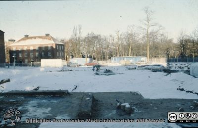 Ny strålbehandlingsavdelning i Lund 1991 - 1993
Här, väster om Radiologen och söder om barnkliniken från 1950-talet, låg barndaghemmet Röda Stugan. Den flyttades till strax söder om psykiatrihuset (senare Wigerthuset) för att ge plats åt utbyggnaden av radiologiska kliniken. Foto 1991-02-18.
Nyckelord: Lasarettet;Lund;Universitet;Universitetssjukhus;Radiologi;Onkologi;Cancer;Strålbehandling;Bygge