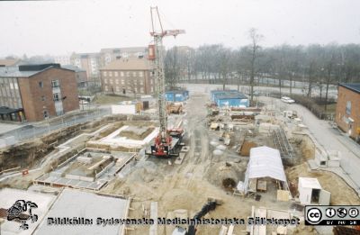 Ny strålbehandlingsavdelning i Lund 1991 - 1993
En av drygt 1100 bilder som dokumenterar utbyggnad av strålbehandlingen vid Onkologiska Kliniken i Lund 1991- 1993. Foto 1991-03-18. 
Nyckelord: Lasarettet;Lund;Universitet;Universitetssjukhus;Radiologi;Onkologi;Cancer;Strålbehandling;Bygge