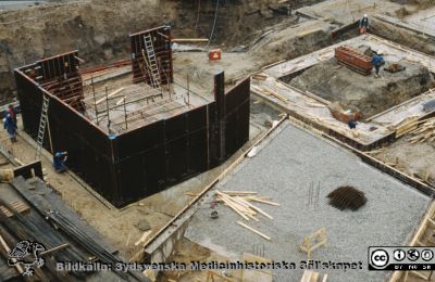 Ny strålbehandlingsavdelning i Lund 1991 - 1993
En av drygt 1100 bilder som dokumenterar utbyggnad av strålbehandlingen vid Onkologiska Kliniken i Lund 1991- 1993. Foto 1991-03-20.
Nyckelord: Lasarettet;Lund;Universitet;Universitetssjukhus;Radiologi;Onkologi;Cancer;Strålbehandling;Bygge