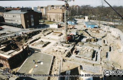 Ny strålbehandlingsavdelning i Lund 1991 - 1993
En av drygt 1100 bilder som dokumenterar utbyggnad av strålbehandlingen vid Onkologiska Kliniken i Lund 1991- 1993. Foto 1991-03-28.
Nyckelord: Lasarettet;Lund;Universitet;Universitetssjukhus;Radiologi;Onkologi;Cancer;Strålbehandling;Bygge
