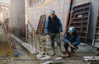 Ny strålbehandlingsavdelning i Lund 1991 - 1993
En av drygt 1100 bilder som dokumenterar utbyggnad av strålbehandlingen vid Onkologiska Kliniken i Lund 1991- 1993. Foto 1991-04-10.
Nyckelord: Lasarettet;Lund;Universitet;Universitetssjukhus;Radiologi;Onkologi;Cancer;Strålbehandling;Bygge