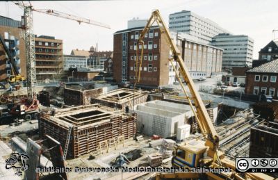 Ny strålbehandlingsavdelning i Lund 1991 - 1993
En av drygt 1100 bilder som dokumenterar utbyggnad av strålbehandlingen vid Onkologiska Kliniken i Lund 1991- 1993. Foto 1991-04-11.
Nyckelord: Lasarettet;Lund;Universitet;Universitetssjukhus;Radiologi;Onkologi;Cancer;StrÃ¥lbehandling;Bygge