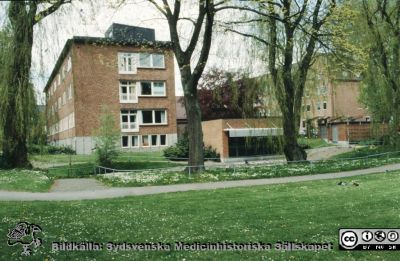 Reumatologiska klinikens östra gavel på Lasarettet i Lund om våren
Reumatologiska klinikens östra gavel med träningsbassäng vid den gamla ankdammen.Ronaldd McDonald Hus har troligen inte byggts ännu. Foto rimligen på 1990-talet.
Nyckelord: Lund;Universitet;Universitet;Universitetssjukhus;Reumatologi;Ankdamm