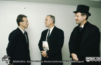 Doktorsdispuation 1996-10-25 på ortopediska kliniken i Lund. 
Doktorsdispuation 1996-10-25 på ortopediska kliniken i Lund. Till vänster respondenten, Paul Axelsson, senare ryggkirurg Malmö. Till höger opponenten, professor Gunnar Nemeth på KS, senare VD på sjukvårdsfirman Capio. I mitten Lars Lidgren, ordförande på disputationen. Handledare var Björn Strömkvist och Ragnar Johnson. I betygsnämnden satt Stig Holtås,  Charlotte Ekdahl och Tage Sahlstrand.
Nyckelord: Lasarettet;Lund;Universitet;Universitetssjukhus;Blocket;Centralbyggnaden;C-blocket;Ortopedi;Avhandling;Disputation