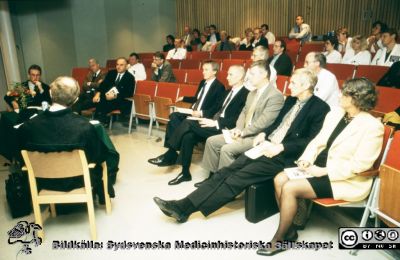 Doktorsdispuation 1996-10-25 på ortopediska kliniken i Lund. 
Doktorsdispuation 1996-10-25 på ortopediska kliniken i Lund. Respondent Paul Axelsson, senare ryggkirurg Malmö. Opponent professor Gunnar Nemeth på KS, senare VD på sjukvårdsfirman Capio. Lars Lidgren var ordförande på disputationen. Handledare var Björn Strömkvist och Ragnar Johnson. I betygsnämnden satt Stig Holtås,  Charlotte Ekdahl och Tage Sahlstrand.
Nyckelord: Lasarettet;Lund;Universitet;Universitetssjukhus;Blocket;Centralbyggnaden;C-blocket;Ortopedi;Avhandling;Disputation