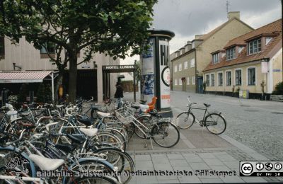 Bytaregatan i Lund 1993, vid hotell Lundia
Ur låda med blandade diabilder från sjukhusfotograferna i Lund, 1970-, 1980- och 1990-talen.  Bytaregatan i Lund, vid hotell Lundia, 1993. Vy norrut.
Nyckelord: Lund;Gata;Hotell;Fasader;Stdsbild;Reklampelare;Cyklar