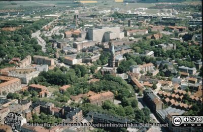 norra Lund och Lasarettet i Lund från sydväst,1994
Ur låda med blandade diabilder från sjukhusfotograferna i Lund, 1970-, 1980- och 1990-talen. Flygfoto av norra Lund och Lasarettet i Lund från sydväst, 1994.
Nyckelord: Lasarettet;Lund;Universitetssjukhuset;USiL;Flygfoto;Centralblocket