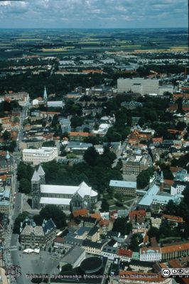 Centrala Lund och Lasarettet i Lund
Flygfoto av centrala Lund och Lasarettet i Lund, från söder, c:a 1994. Domkyrkan och Stortorget i bildens nedre del.
Nyckelord: Lasarettet;Lund;Universitetssjukhuset;USiL;Flygfoto;Centralblocket;Domkyrkan;Stortorget