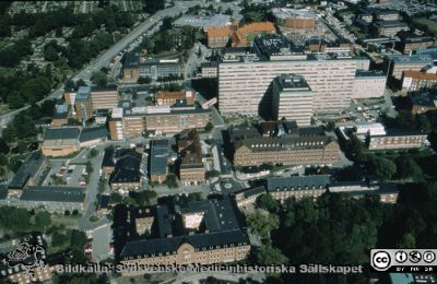 Lasarettet i Lund från söder, c:a 1996
Ur låda med blandade diabilder från sjukhusfotograferna i Lund, 1970-, 1980- och 1990-talen. Flygfoto av Lasarettet i Lund från söder, c:a 1996.
Nyckelord: Lasarettet;Lund;Universitetssjukhuset;USiL;Flygfoto;Centralblocket