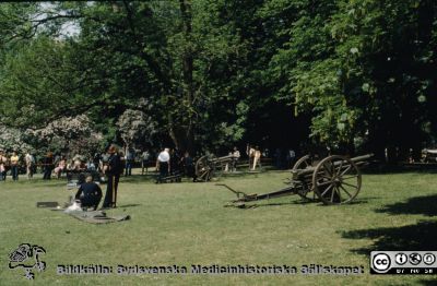 Doktorspromotion i Lund i slutet på 1980-talet. Kanske 1989
Salutkanonerna utanför domkyrkan.
Nyckelord: Lund;Universitet;Promotion;Doktorspromotion;Kanon;Salutkanon;Artilleri