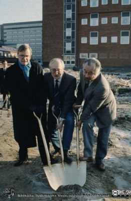 Första spadtaget vid tillbyggnaden av onkologiska kliniken c:a 1991
Lasarettet i Lund.  Från vänster sjukhusdirektionens ordförande Benny Jönsson, Torvald Frostemark (landstingsråd med ansvar för byggfrågor, centerpartist från Höör) och till höger klinikchefen på onkologiska kliniken, Sten Graffman.
Nyckelord: Lund;Lasarett;Universitetssjukhus;Universitet;USiL;Onkologii;Radiologi;Spadtag;Bygge