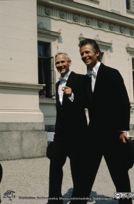 Processionen från universitetet vid doktorspromotion i Lund. Två lärare på medicinska fakulteten
Till vänster professor Lars Malm (öronläkare) och till höger fysiologen Per Gjörstrup. Foto i slutet på 1980-talet, kanske 1989.
Nyckelord: Doktor;Doktorspromotion;Procession;Universitet;Promotion;Lund;Medicinska;Fakulteten