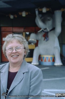 Barnläkaren docent Irene Jacobsson
Docent Irene Jacobsson, barnläkare och divisionschef vid Universitetssjukhuset i Lund. Foto nära år 2000 framför ingången till dåvarande barnkliniken, senare Alwallhuset.
Nyckelord: Lund;Lasarett;Universitet;Universitetssjukhus;Pediatrik;barn;barnklinik;Administration