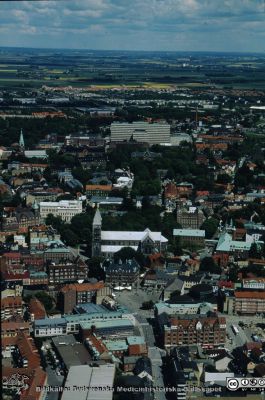 centrala Lund och Lasarettet i Lund, från söder, c:a 1994
Ur låda med blandade diabilder från sjukhusfotograferna i Lund, 1970-, 1980- och 1990-talen. Flygfoto av centrala Lund och Lasarettet i Lund, från söder, c:a 1994. Domkyrkan och Stortorget i bildens nedre del.
Nyckelord: Lasarettet;Lund;Universitetssjukhuset;USiL;Flygfoto;Centralblocket;Domkyrkan;Stortorget