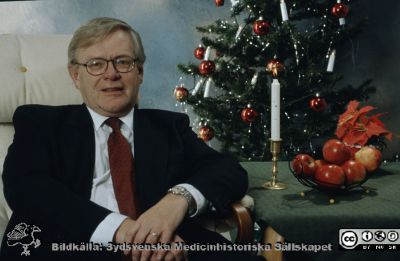 Sjukhusdirektör Leif Granath i juletid
Ur låda med blandade diabilder från sjukhusfotograferna i Lund, 1970-, 1980- och 1990-talen. Omärkt bild. Chef 1994-10-01 - 2004-01-31)
Nyckelord: Lasarettet;Lund;Universitetssjukhuset;USiL;Administration;Direktör;Chef;Sjukhuschef;Jultid