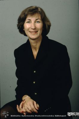 Rita Jedlert 1996
Ur låda med blandade diabilder från sjukhusfotograferna i Lund, 1970-, 1980- och 1990-talen. Sjukhusdirektör på Orupssjukhuset. Detta hörde då till Lunds Sjukvårdsdistrikt.
Nyckelord: Lasarettet;Lund;Universitetssjukhuset;USiL;Administration;Direktör;Chef;Sjukhuschef
