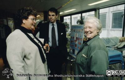 Sjukhuschefen Ulla Leissner (längst till höger i bild) tillsammans med direktionsordförande Britt-Marie Lundqvist och kirurgen Christer Staël von Holstein vid någon utställning
Ur låda med blandade diabilder från sjukhusfotograferna i Lund, 1970-, 1980- och 1990-talen. Sjukhuschefen Ulla Leissner (längst till höger i bild, direktör 1988-12-01 - 1994-11-30) tillsammans med direktionsordföranden Britt-Marie Lundqvist och kirurgen Christer Staël von Holstein vid någon utställning i hallen vid Aulans nedre del på C-blocket i Lund. Möjligen handlade visningen om att locka skolelever till vårdutbildningar.
Nyckelord: Lund;Lasarett;Universitet;Universitetssjukhus;USiL;Kirurgi;Utställning;Administration;Utbildning