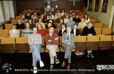 Möte med södra regionens neonatologer, troligast första delen av1990-talet
Nils Svenningsen sitter i mitten på första raden, Ulf Westgrem på hans högra sida och Magnus Lindroth på hans vänstra. 
Foto troligen på första halvan av 1990-talet
Nyckelord: Lund;Lasarett;Universitet;Universitetssjukhus;Neonatal;Neonatologi