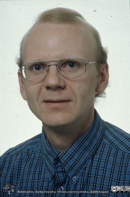 Birger Pålsson, sedermera docent i kirurgi, adj univ-lektor och överläkare i Helsingborg
Ur låda med blandade diabilder från sjukhusfotograferna i Lund, 1970-, 1980- och 1990-talen. Omärkt bild. Kirurgen Birger Pålsson, då avd-läkare och klinisk assistent på Kir klin i Lund. Foto i slutet på 1990-talet. Sedermera docent i kirurgi, adj univ-lektor och överläkare i Helsingborg.
Nyckelord: Lund;Lasarett;Universitet;Universsitetsklinik;Universitetssjukhus;Kirurgi