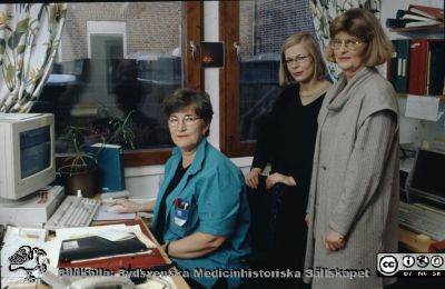 Utveckling av sjukhusets datorfunktioner c:a 1995
Lasarettet i Lund c:a 1995. Kvinnokliniken datoriseras. Från vänster Sigbritt Jönsson, personalsekreteraren Margareta Hjortmar och Eva Plym Forshell. 
Eva Plym Forshell hade i Lunds Sjukvårdsdistrikt börjat arbeta med integritets-/register-  och datainspektionsfrågor avseende patientjournaler eller motsvarande system, och var distriktets kontaktperson gentemot landstingets kansli i dessa frågor. En utbildning i säkerhets- och sekretessfrågor skulle sjösättas ute i distrikten för att klara av den ökade datoriseringen och det blev Eva Plym Forshell och personalsekreteraren Margareta Hjortmar som drog igång den för Lunds räkning. Bilden togs till en artikel i personaltidningen med "på platsen"-bilder.
 
KK valdes som exempel. Sigbritt Jönsson var mångårig KK-medarbetare. Hon var bl a expeditionsföreståndare hos Bertil Sundén på ÖVC:s gyn-mottagning och där lärde  Eva Plym Forshell känna henne under sin tid som distriktsfunktionsföreträdare för skriv/arkiv på tidigt 80-tal. När ÖVC lades ner återgick hon till moderkliniken. Hon gick i pension i början av 2000-talet.
Nyckelord: Lund;Lasarett;Universitet;Universitetssjukhus;USiL;Arkiv;Central;Administration;Gynekologi;KK;Kvinnoklinik;ÖVC;Öppenvårdcentral