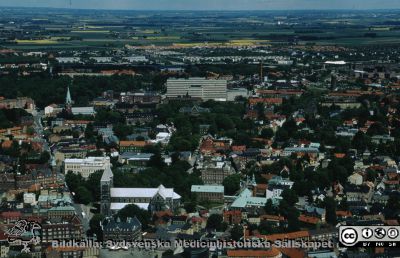 Centrala Lund och Lasarettet i Lund, från söder, c:a 1994
Ur låda med blandade diabilder från sjukhusfotograferna i Lund, 1970-, 1980- och 1990-talen. Flygfoto av centrala Lund och Lasarettet i Lund, från söder, c:a 1994. Domkyrkan och Stortorget i bildens nedre del.
Nyckelord: Lasarettet;Lund;Universitetssjukhuset;USiL;Flygfoto;Centralblocket