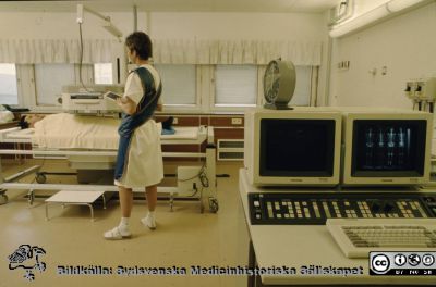 Skelettscintigrafi i början på 1990-talet
Ur låda med blandade diabilder från sjukhusfotograferna i Lund, 1970-, 1980- och 1990-talen. Omärkt bild Demonstrationsbild av skelettscintigrafi c:a 1991 - 1995 med helkroppsscanner; klinikens första s.k. dubbelhuvudmaskin. Biomeicinska assistenten (BMA) Reza Farazdaghi staterar som "patient". Den BMA som gör undersökningen är Elsebeth Hallgren. Foto Roger Lundholm
Nyckelord: Lund;Lasarett;Universitet;Universitetssjukhus;Isotop;Scintigrafi;Skelett