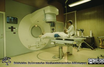Strålbehandlingsmaskin Philips SL75-14
Ur låda med blandade diabilder från sjukhusfotograferna i Lund, 1970-, 1980- och 1990-talen. Omärkt bild (radiologen, högvoltsmaskin).Till det yttre liknar maskinen mycket den som heter SL-75-25 (bild 2351), men detta är en lite mindre upplaga, en Philips SL75-14. Denna maskin kom till Lund cirka 1986. Foto Roger Lundholm.
Nyckelord: lLasarettet;Lund;Universitet;Universitetsklinik;USiL;Radiologi;Onkologi;Högvoltsbehandling
