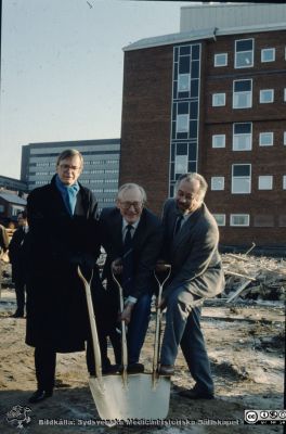 Lasarettet i Lund. Första spadtaget för tillbyggnaden av radiologiska kliniken c:a 1991
Från vänster sjukhusdirektionens ordförande Benny Jönsson, i mitten Torvald Frostemark, landstingsråd med ansvar för byggfrågor och centerpartist från Höör. och till höger klinikchefen på onkologiska kliniken, Sten Graffman.
Nyckelord: Lund;Lasarett;Universitetssjukhus;Universitet;USiL;Onkologi;Radiologi;Spadtag;Bygge