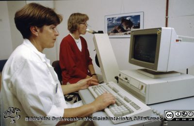 Spirometri på avdelningen för klinisk fysiologi
Ur låda med blandade diabilder från sjukhusfotograferna i Lund, 1970-, 1980- och 1990-talen. Omärkt bild. Wiviann Nilsson närmast kameran (biomedcinsk analytiker; BMA) och troligen är det Lisbeth Kroon som statistpatient, sekreterare på kliniken. Foto troligast på 1980-talet.
Nyckelord: Lasarett;Lund;Universitetssjukhus;Universitet;Fysiologi;Klinisk;Spirometri;Lungfunktion;Andning