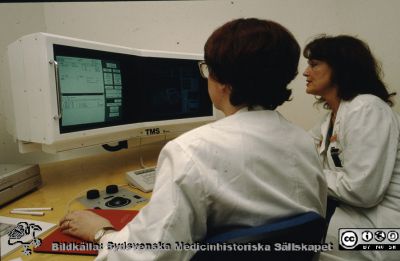 TMS-Helax, ett system för dosplanering av alla typer av strålbehandling. 
Ur låda med blandade diabilder från sjukhusfotograferna i Lund, 1970-, 1980- och 1990-talen. Foto 20/10 -92. 
Nyckelord: lLasarettet;Lund;Universitet;Universitetsklinik;USiL;Radiologi;Röntgen;Onkologi;Strålbehandling;Dosplanering
