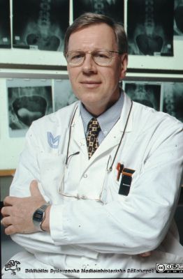 Röntgenologen Hans Stridbeck
Ur låda med blandade diabilder från sjukhusfotograferna i Lund, 1970-, 1980- och 1990-talen. Bild utan beskrivning. Porträtt av verkksamhetschefen på röntgendiagnostiska avdelningen, Hans Stridbeck. Urografibilder i bakgrunden.
Nyckelord: Lund;Lasarett;Universitetssjukhus;Klinik;Universitet;USiL;Röntgen