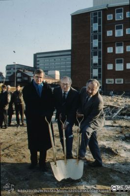 Första spadtaget vid tillbyggnaden av onkologiska kliniken c:a 1991
Lasarettet i Lund. Från vänster sjukhusdirektionens ordförande Benny Jönsson, Torvald Frostemark (landstingsråd med ansvar för byggfrågor, centerpartist från Höör) och till höger klinikchefen på onkologiska kliniken, Sven Grassman.
Nyckelord: Lund; Lasarett; Universitetssjukhus; Universitet; USiL; Onkologii; Radiologi; Spadtag; Bygge