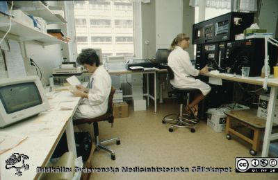 Flödescytometer (en s.k. FACS-maskin)
Ur låda med blandade diabilder från sjukhusfotograferna i Lund, 1970-, 1980- och 1990-talen. Bild utan beskrivning.  Hanna Adamus och Ingela Svensson vid blodcentralens FACS-maskin. Foto 1992 - 1993. 
Nyckelord: Lasarett;Lund;Universitet;Universitetsklinik;USiL;Hämatologi;Blod;Analys;Laboratorium