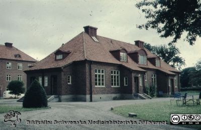 Paviljong tillhörig epidemisjukhuset i Lund, riven i början av 1960-talet
Ur låda med blandade diabilder från sjukhusfotograferna i Lund, 1960 - 1990-talen. Bild utan beskrivning. 
Nyckelord: Lasarett;Lund;Universitet;Universitetssjukhus;USiL;Epidemi;Infektion;Klinik;Epidemisjukhus