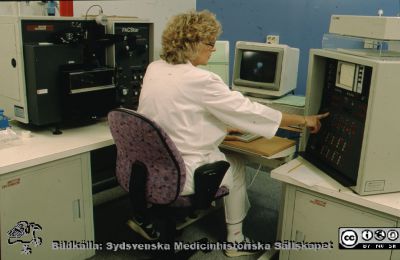 Ingrid Gärtner vid en FACS-maskin
Ur låda med blandade diabilder från sjukhusfotograferna i Lund, 1970-, 1980- och 1990-talen. Bild utan beskrivning. FACS-maskin, FACStar. Ingrid Gärtner vid en av blodcentralens första flödescytometrar. Foto c:a 1992-1993, Roger Lundholm.
Nyckelord: Lasarett;Lund;Universitet;Universitetsklinik;Universitetssjukhus;USiL;Laboratorium;Analys;Hämatologi;Blod