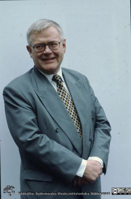 Sjukhusdirektör Leif Granath
Ur låda med blandade diabilder från sjukhusfotograferna i Lund, 1970-, 1980- och 1990-talen. Omärkt bild. Chef 1994-10-01 - 2004-01-31.
Nyckelord: Lasarettet;Lund;Universitetssjukhuset;USiL;Administration;Direktör;Chef;Sjukhuschef