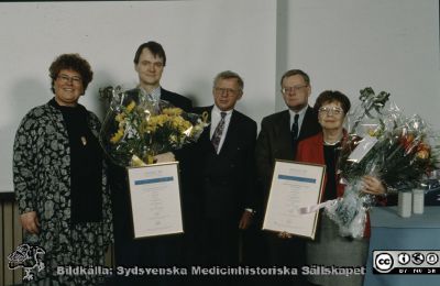 Ackreditering av kliniskt kemiska laboratoriet och blodcentralen
Ur låda med blandade diabilder från sjukhusfotograferna i Lund, 1970-, 1980- och 1990-talen. Påskrift "Ack Klin kem - Blod". Foto c:a 1994, rimligen i någon av föreläsningssalarna i centralblocket. Från vänster direktionens ordförande Britt-Marie Lundqvist; docent Göran Fex (klinisk kemist); dåvarande generaldirektören på Swedac, Lars Ettarp; sjukhusdirektör Leif Granath, dåvarande chefsöverläkaren på Blodcentralen, Lisbeth Messeter. Rimligen sjukhusdirektionen som lyckönskar laboratorierna till ackreditering på Swedac. Foto Roger Lundholm.
Nyckelord: Lasarett;Lund;Universitet;Universitetsklinik;USiL;Ackreditering;Direktion;Hämatologi;Kemi;Klinik;Blod;Blodcentral