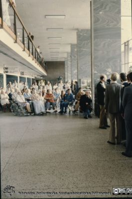 Körsång i entréhallen i C-blocket 1980-04-31
Diabild i lasarettsfotografernas pärm 1980:1. Körsång för patienter och personal i entréhallen i C-blocket 1980-04-31. Körledare: Folke Bohlin. Foto E. von Scheele.
Nyckelord: Lund;Lasarett;Universitet;Universitetssjukhus;USiL;Kör;Körsång;Entr;Underhållning;Patienter;Personal