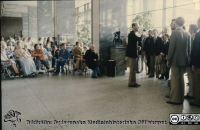 Körsång i entréhallen i C-blocket 1980-04-31
Diabild i lasarettsfotografernas pärm 1980:1. Körsång för patienter och personal i entréhallen i C-blocket 1980-04-31. Körledare: Folke Bohlin. Foto E. von Scheele.
Nyckelord: Lund;Lasarett;Universitet;Universitetssjukhus;USiL;Kör;Körsång;Entr;Underhållning;Patienter;Personal