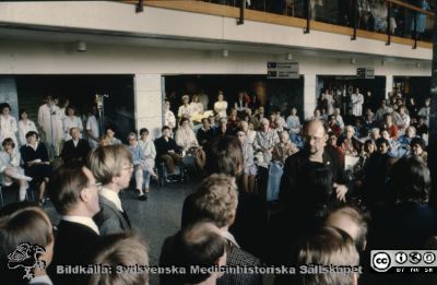 Körsång i entréhallen i C-blocket 1980-04-31
Diabild i lasarettsfotografernas pärm 1980:1. Körsång för patienter och personal i entréhallen i C-blocket 1980-04-31. Körledare: Folke Bohlin. Foto E. von Scheele.
Nyckelord: Lund;Lasarett;Universitet;Universitetssjukhus;USiL;Kör;Körsång;Entr;Underhållning;Patienter;Personal