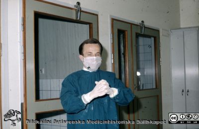 Hygiensköterskan Syster Hanna Nilssons historiska hygienbilder från Lasarettet i Lund 1966 - 1978
2. Doktor, operationsklädd men utan mössa.
Nyckelord: Lasarettet;Lund;Universitet;Universitetssjukhus;Instruktion;Utbildning;Hygien;Renlighet;Regler;Rengöring;Tvättning;Städning