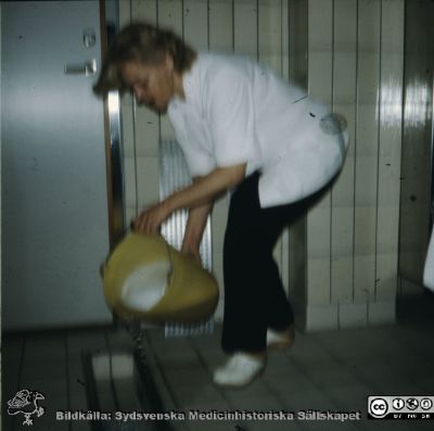 Hygiensköterskan Syster Hanna Nilssons historiska hygienbilder från Lasarettet i Lund 1966 - 1978
28. Rätt arbetsställning. Sjukgymnasten undervisar.
Nyckelord: Lasarettet;Lund;Universitet;Universitetssjukhus;Instruktion;Utbildning;Hygien;Renlighet;Regler;Rengöring;Tvättning;Städning