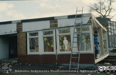 Rivning av barndaghemmet "Röda Stugan" 1990
Barndaghemmet "Röda Stugan" för universitetssjukhusets personal revs 1990 för att ge plats för en utbyggnad av radiologiska kliniken västerut. Byggnaden flyttades till tomten vid ögonkliniken B.
Nyckelord: Lund;Lasarett;Universitet;Universitetssjukhus;Barndaghem
